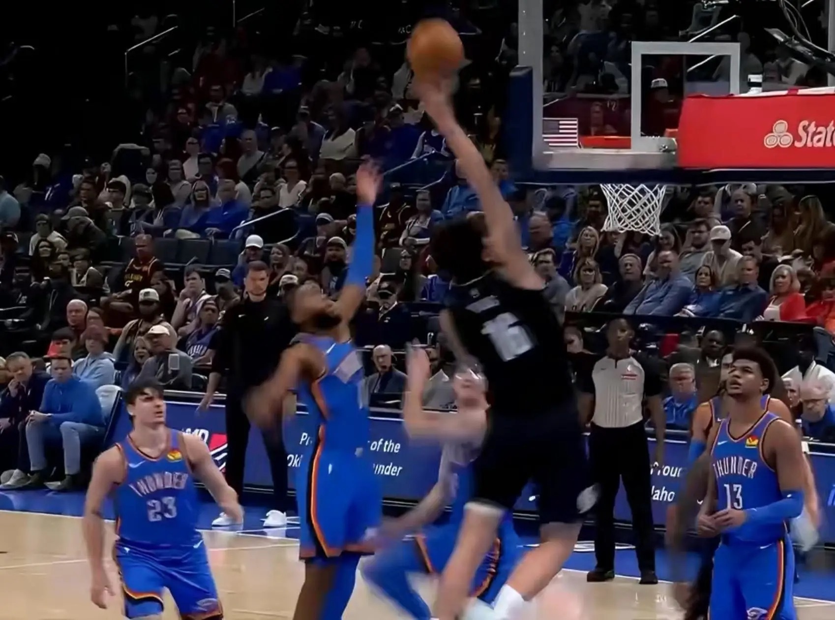 之前一直看视频没注意，杨瀚森这动态天赋可以啊，单手空接这个高度很厉害了啊！