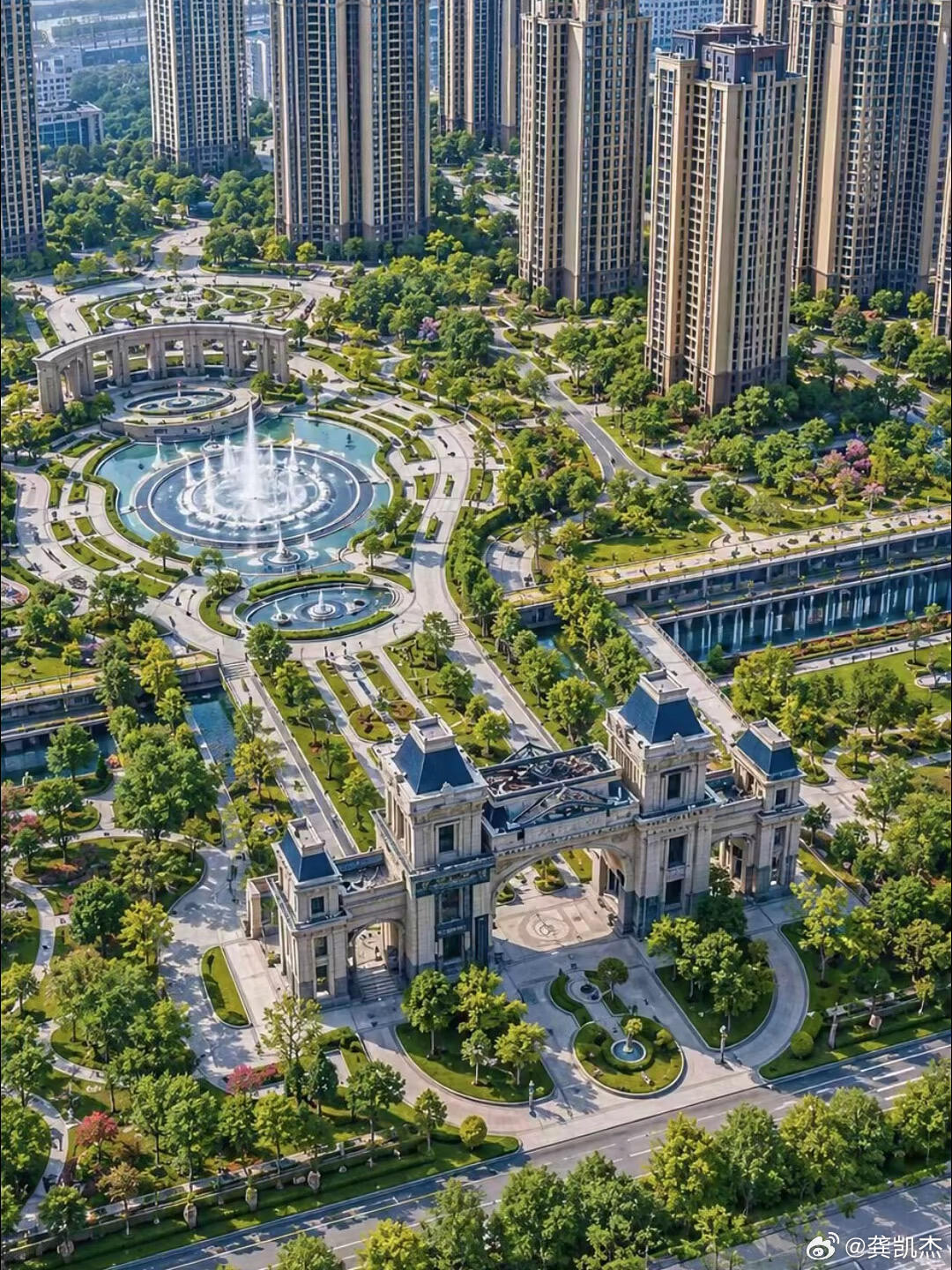 这是河南新乡2019年推出的新房楼盘效果图。起步单价：精装高层6800元／㎡2起