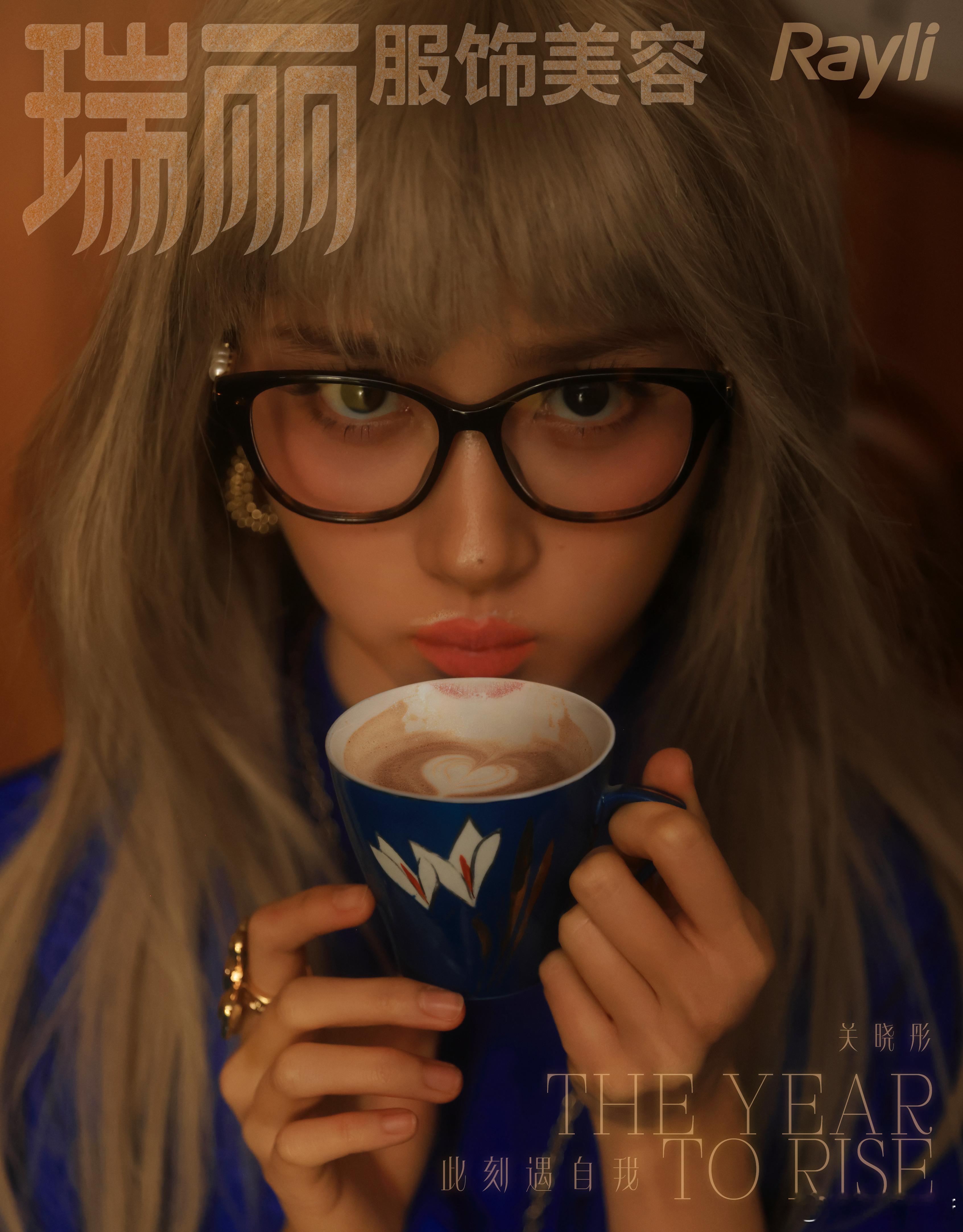 关晓彤午后阳光洒进房间，一杯果汁配苹果，惬意时光不过如此～靠在沙发读本书，脚边