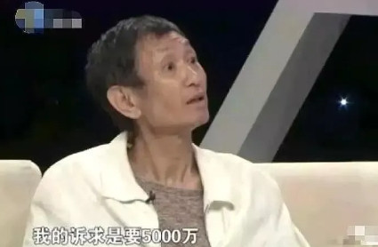 1988年，刚出生不久的毛晓彤被“嗜赌如命”亲身父亲丢进了垃圾桶，仅仅是因为他当