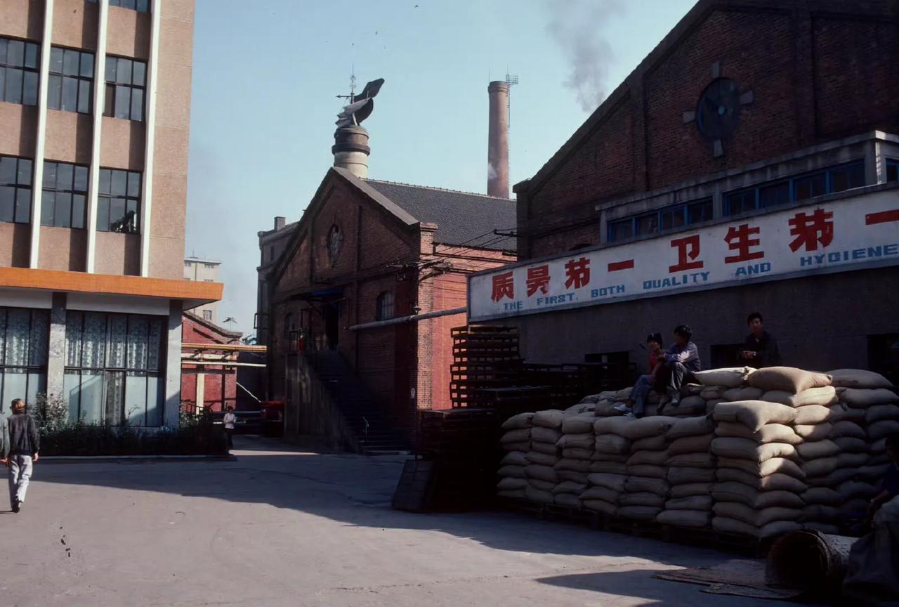 啤酒厂里，青岛，1985年10月摄。​​​