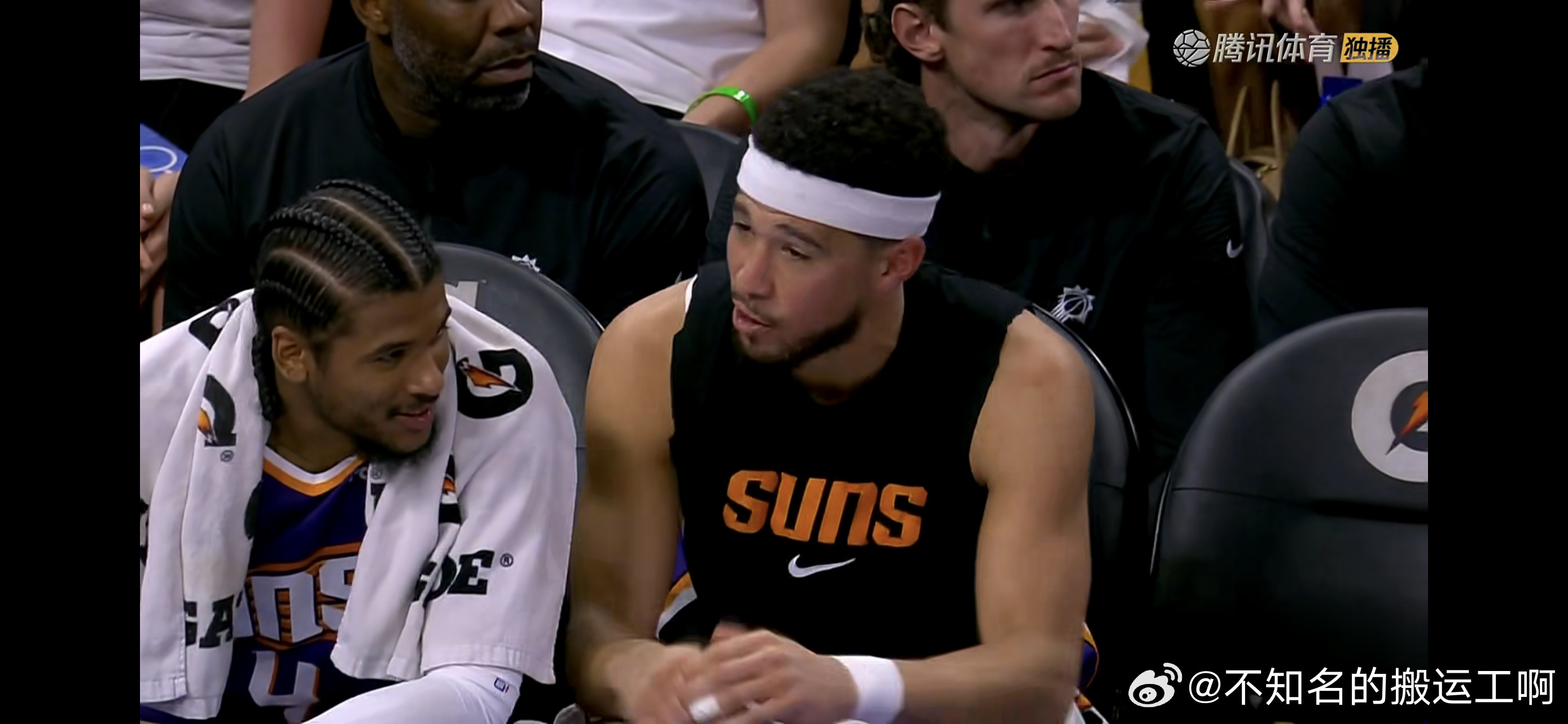 菲尼克斯太阳哥俩有说有笑