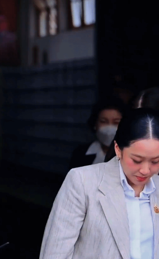 萍通塔最近算是一战封神，她每次去探望他信总会成为现场的焦点，虽然不穿名牌拿奢侈包