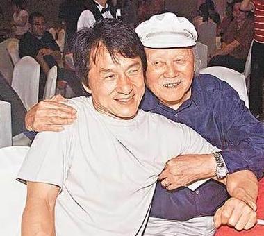 2001年，成龙父亲病重，他把儿子叫到跟前说：“其实，你不叫陈港生，我们是唐代房