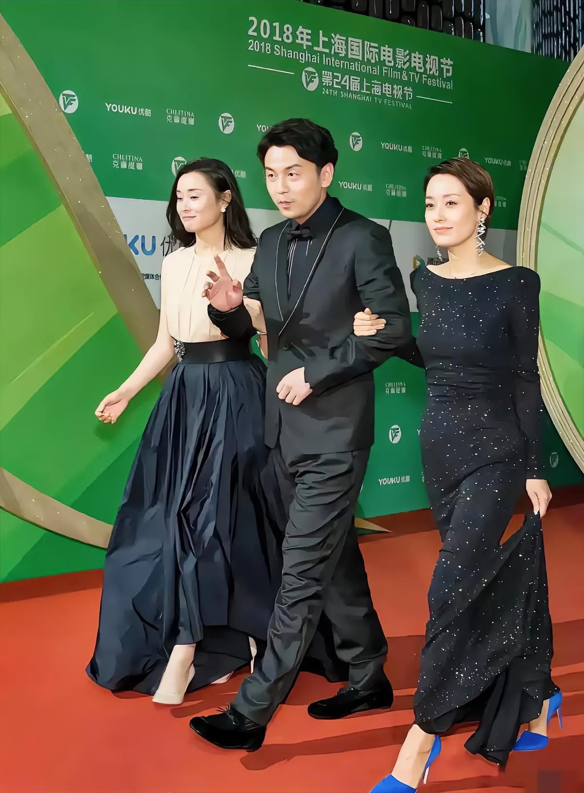 红毯名场面！三人并肩同行，步伐整齐。中间男士温润帅气，气场稳稳的，左右是吴越和