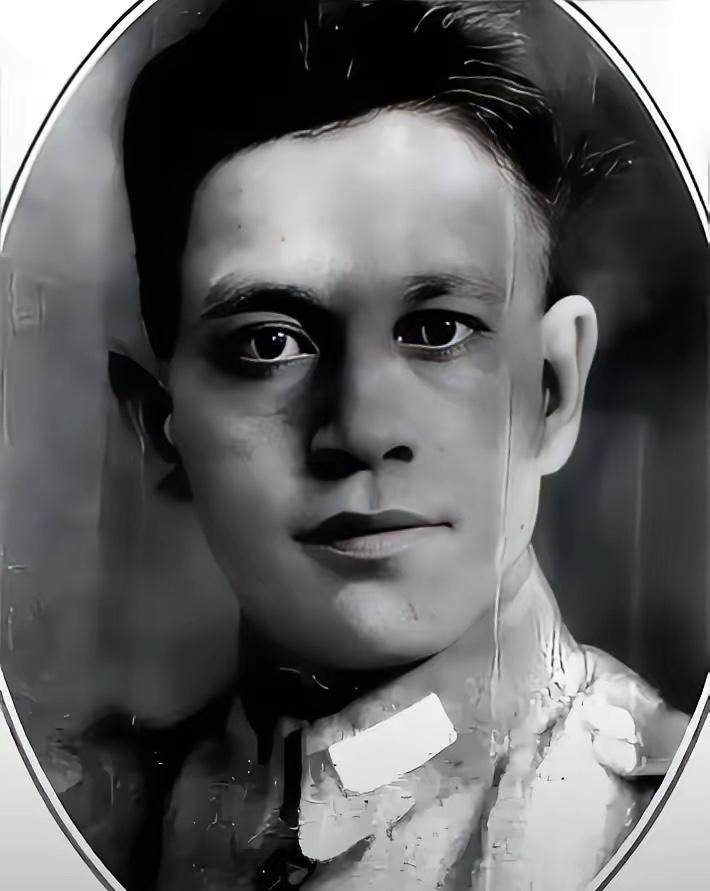 1948年，淮海战役中，华野炊事员挑着包子，误入敌人阵地，可他却不慌，还高声大喊