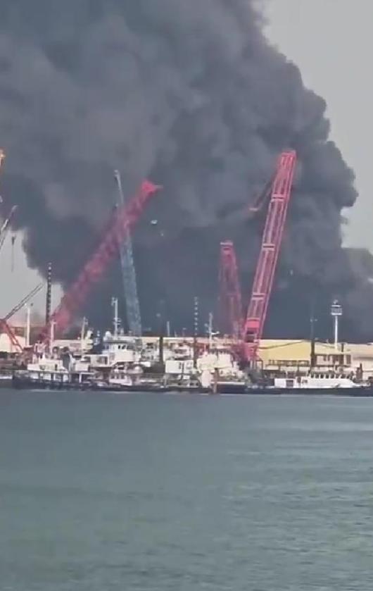 美军瞒不住了！炸航母基地，炸11亿美元雷达，几十万吨燃油被点燃当地时间2月2