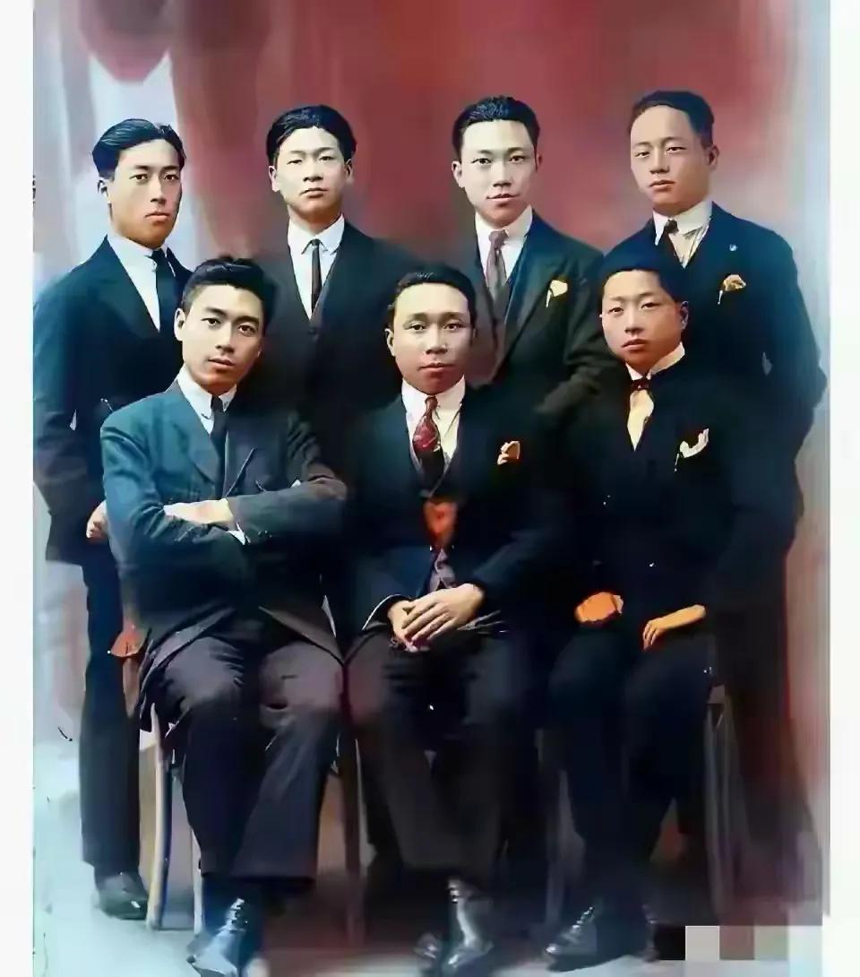 这是1921年留法的七君子，每一位都在历史长河中熠熠生辉。在那张戈德弗鲁瓦街小旅