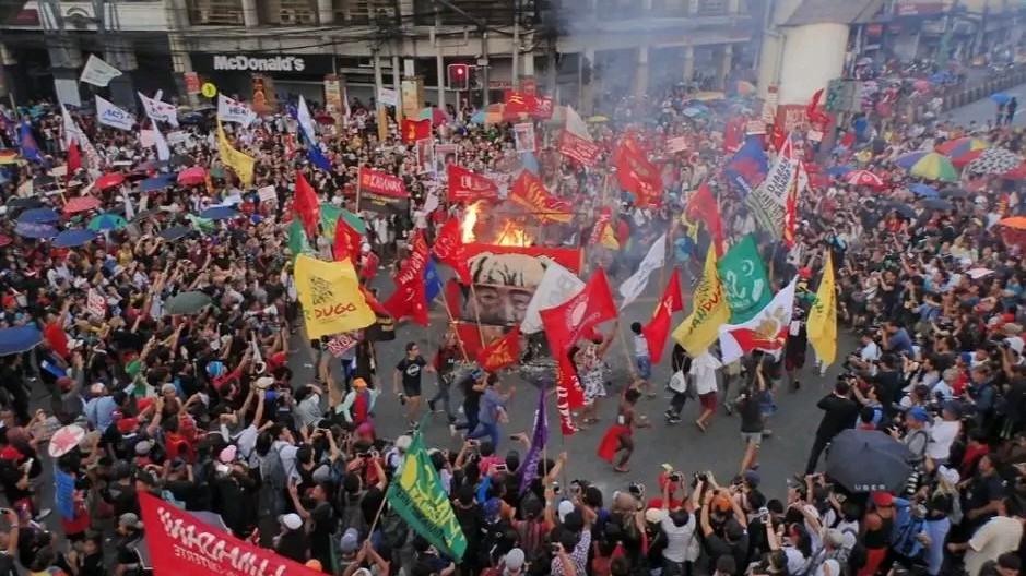 菲律宾国内大规模抗议活动，导致军方对马科斯政府的支持出现松动，当然这一趋势有多重