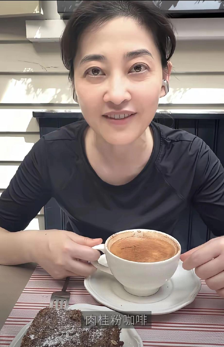 51岁梅婷波士顿度假曝光！素颜惊艳众人，恩爱日常太圈粉娱乐圈