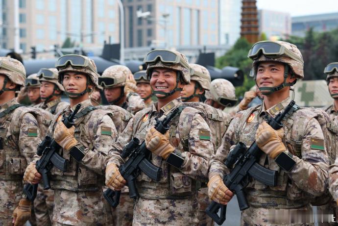 新华社出图果然帅的都上交给了国家！这就是中国军人气质的风采！​​​