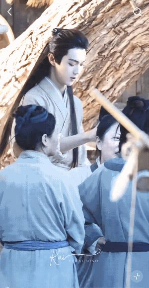 这是一瓯春许凯的妆造吗？怎么大变样了，许凯从来没穿过这种布衣长袍，还披着发，多亏
