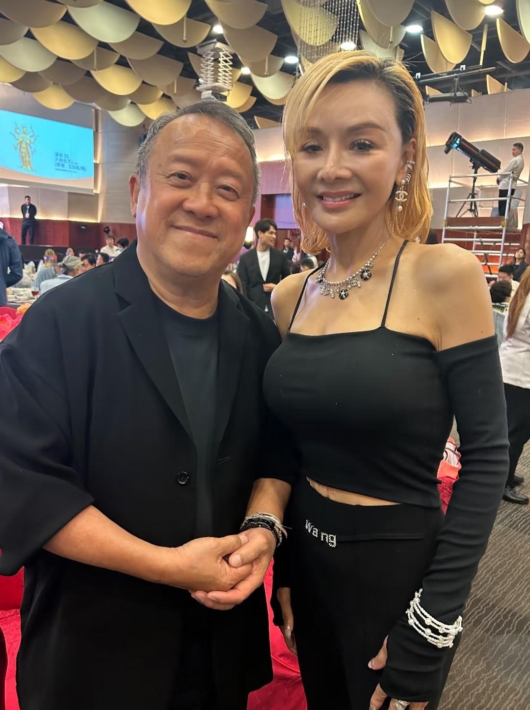 邱淑贞现身曾志伟生日慈善会，大半个港圈都来给曾志伟过生日，有张智霖、袁咏仪，向海