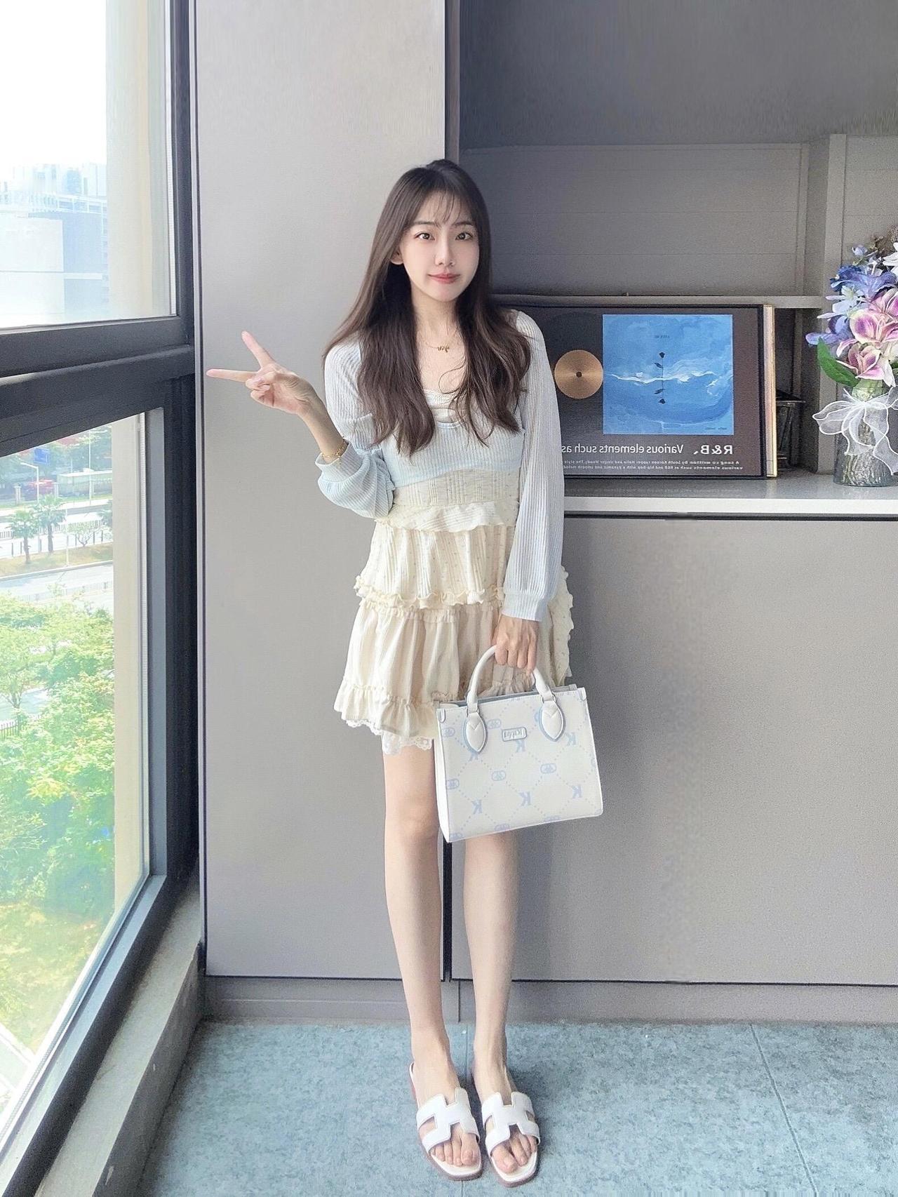 看起来乖乖的•⩊•喜欢清爽干净的感觉蓝白配色是我最爱的色系🧊