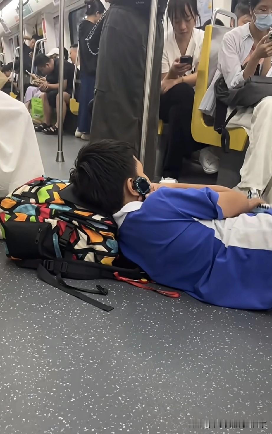 地铁里小学生躺平式午休！地铁名场面！小学生直接把书包当枕头，往地上一躺就睡