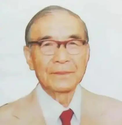 1988年上海，86岁的名医邝安堃不顾子女反对，娶23岁的小保姆，四年后邝安堃去