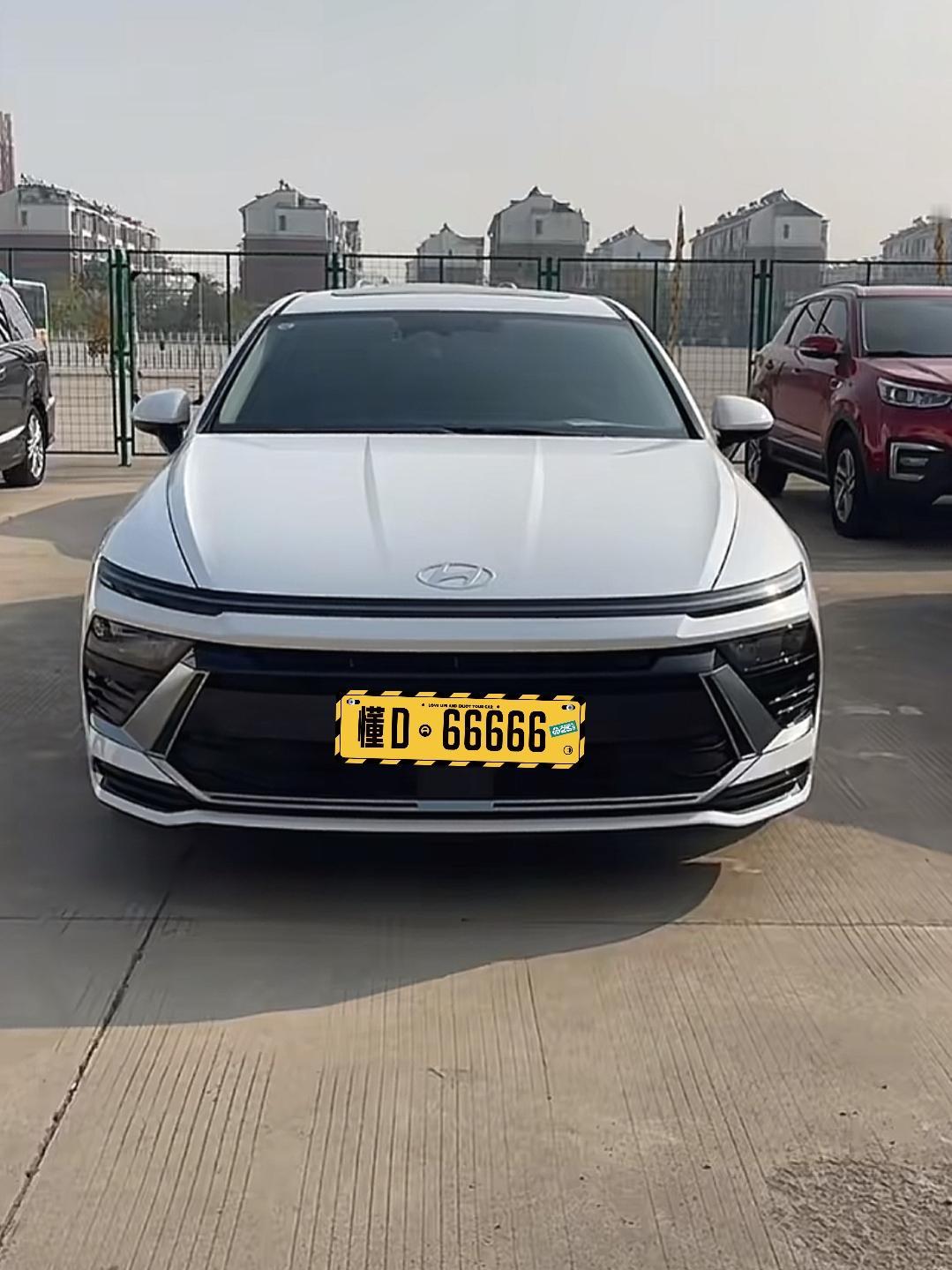 现在买B级轿车似乎忘了现代索纳塔，这台车在当年推出第八代的时候可是相当火爆的，我