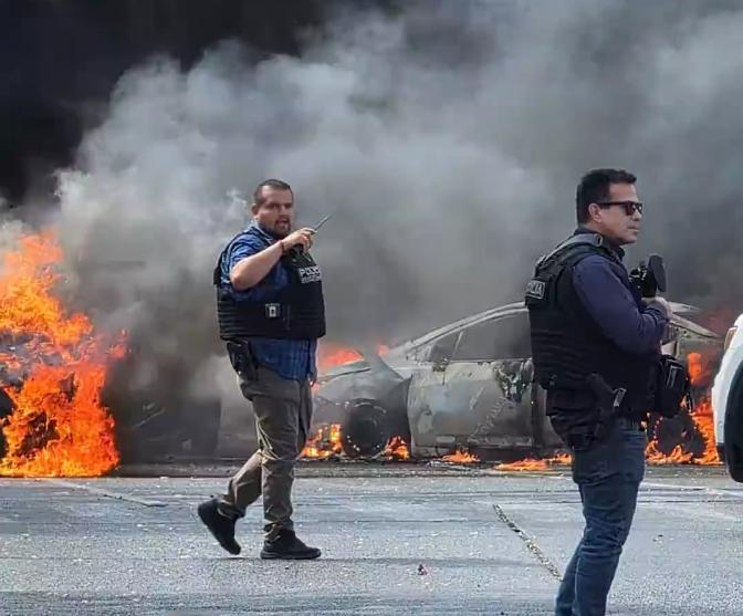 墨西哥毒枭被杀后的血腥报复：27名警察刚下车就被打成筛子，女队员抱着战友痛哭。这