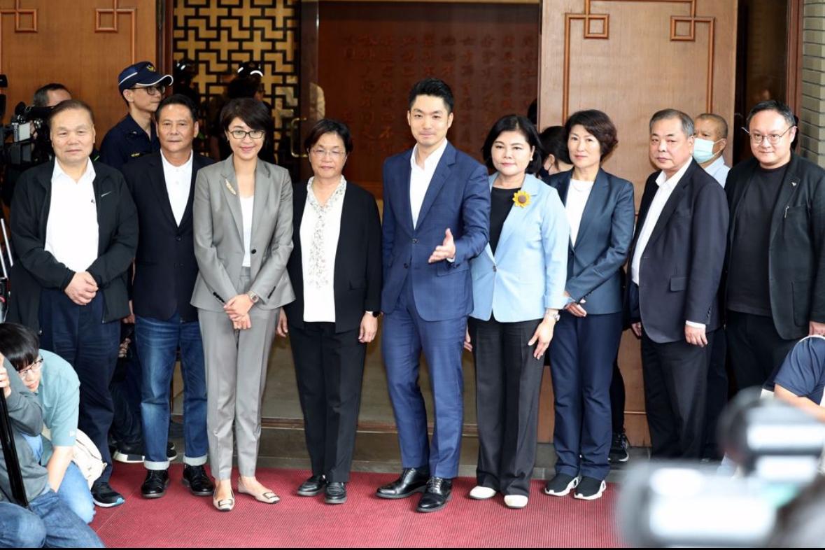 台北市长蒋万安参加县市长重要活动站C位合影台湾部分地方政府不满“行政院”苛扣