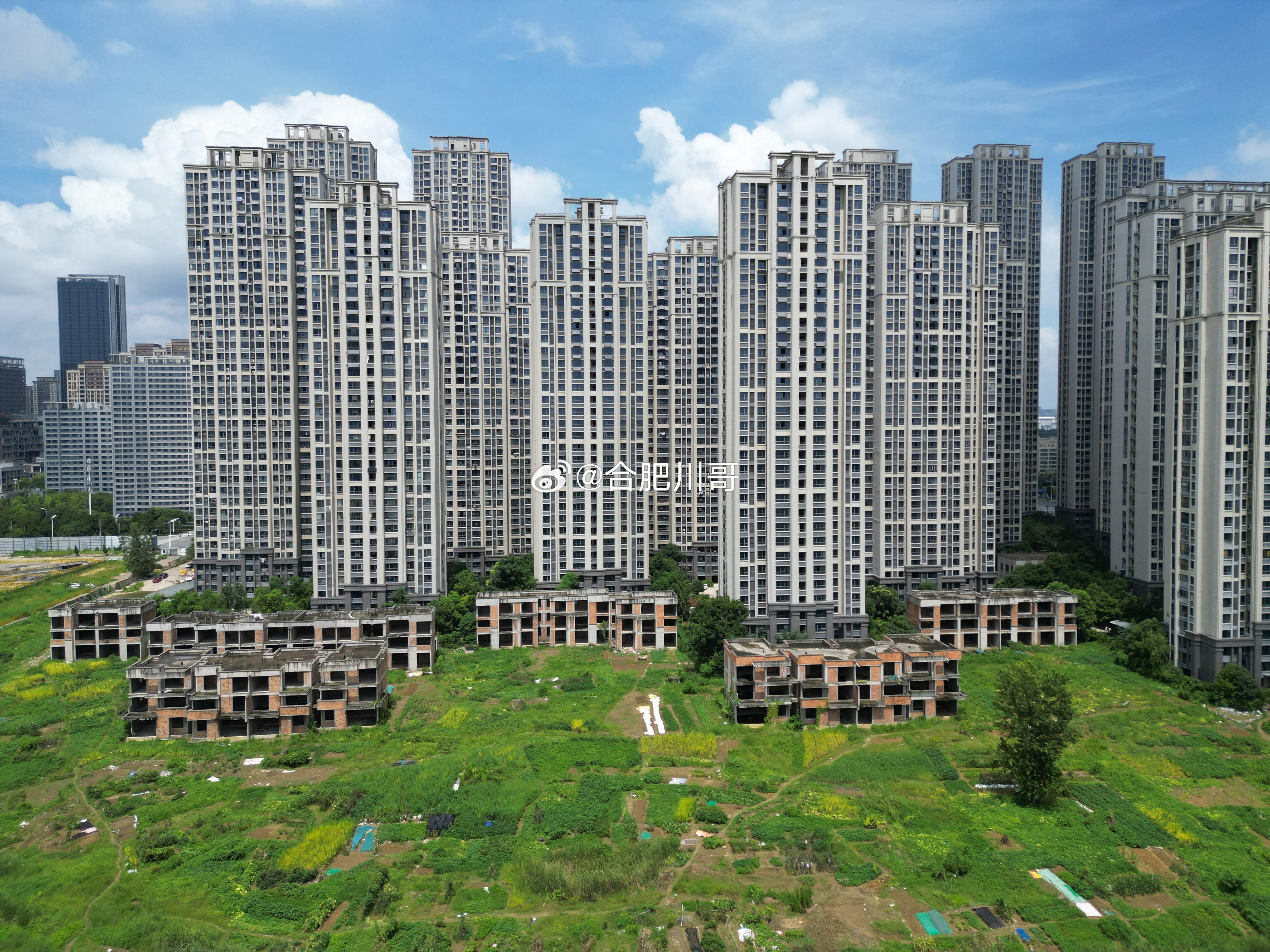 滨湖环湖板块宝能城二期南侧这一排别墅，主体都建好了，这次商业等重组重建为何没有带上，不知道以后怎么处