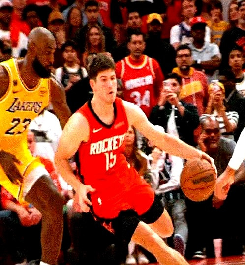 41岁的詹姆斯，打了45分钟，真的快跑不动了……就在比赛还剩4...