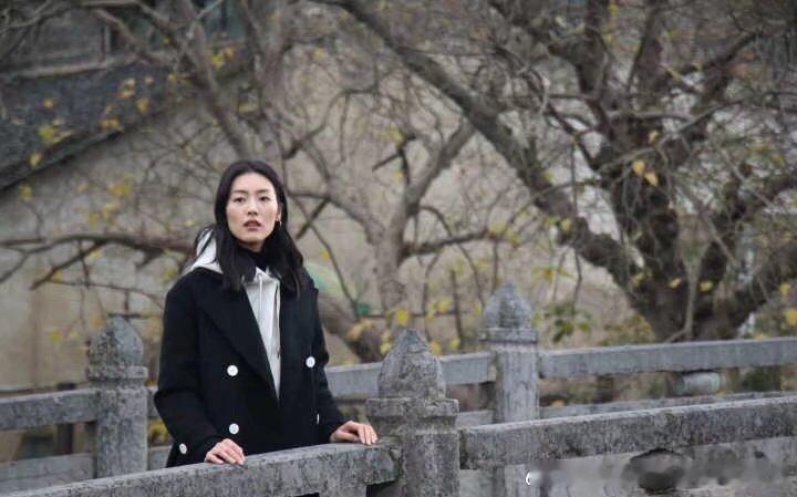 寒冬一件#黑色大衣#不仅高级优雅还特别百搭。​我们可爱的表姐女神👀💕#KANGWANWAN##刘