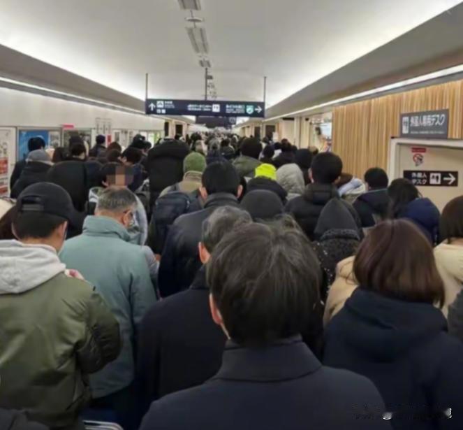 国家反复说不要去日本！非要去！据说暴雪七千人滞留机场几十小时！北海道新千岁机场因