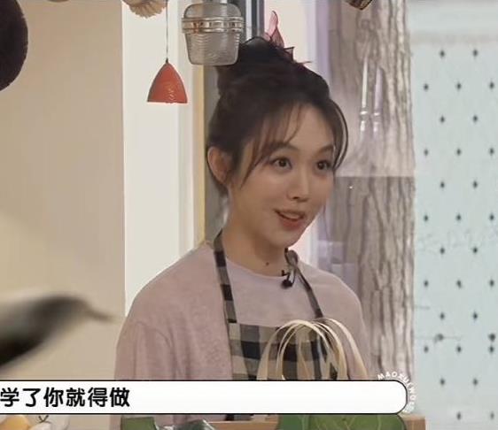 演员姜妍说：“我爸妈从小就教育我，不让我学做家务，我是出生在辽宁，东北人对自己的