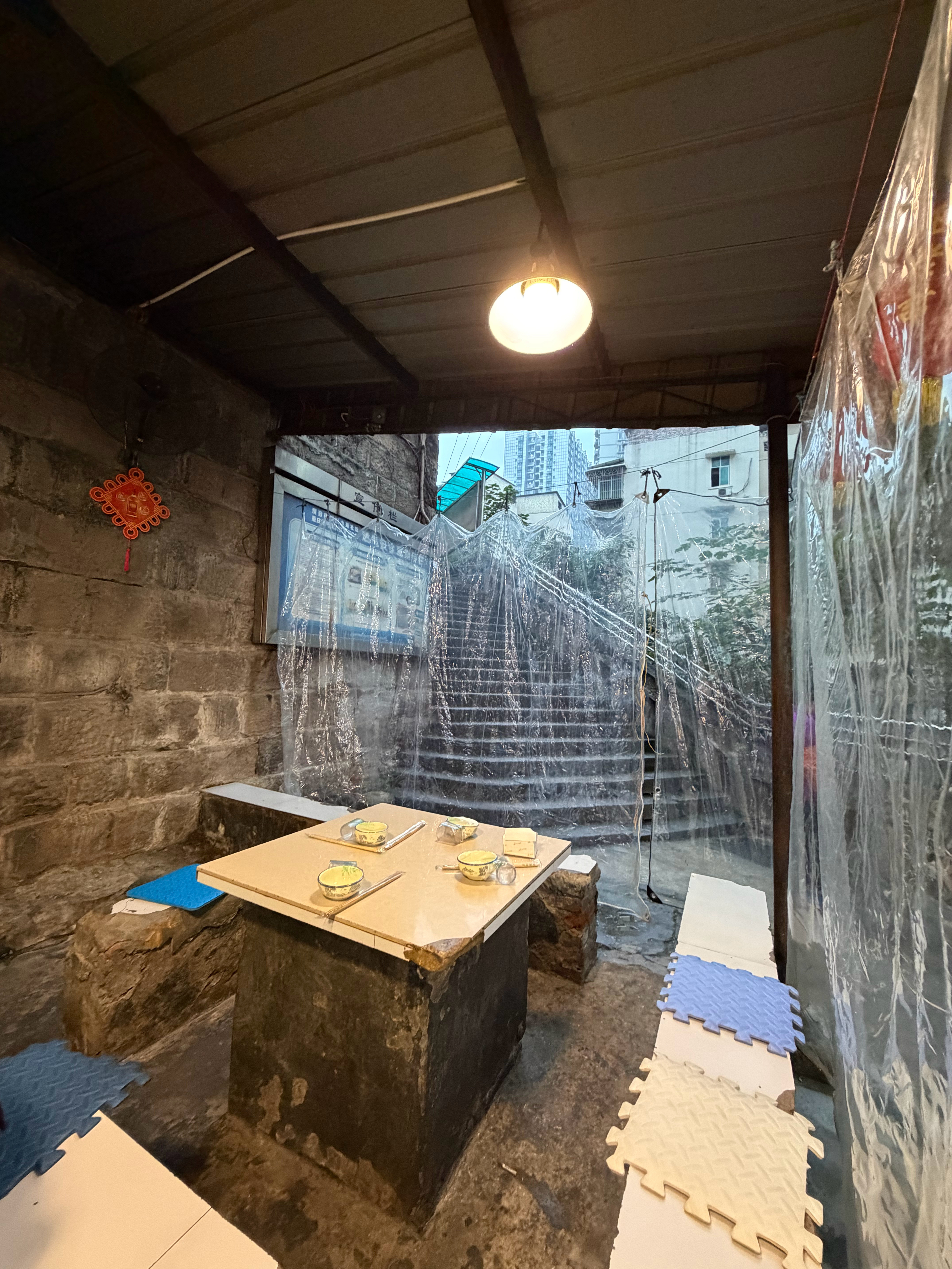 这个就餐环境就知道有多权威了啊，芋儿肥肠鸡好吃到爆炸，重庆啤酒有一股清爽的苹果味