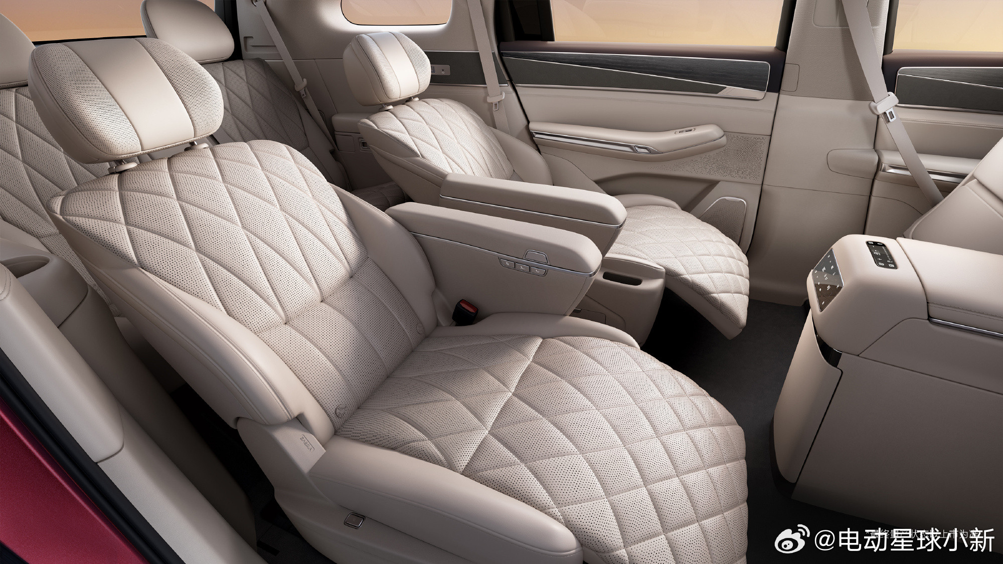 比亚迪大唐外观和内饰图都已经公布了二排独立座椅配小桌板、中央扶手带冰箱，还有腿托