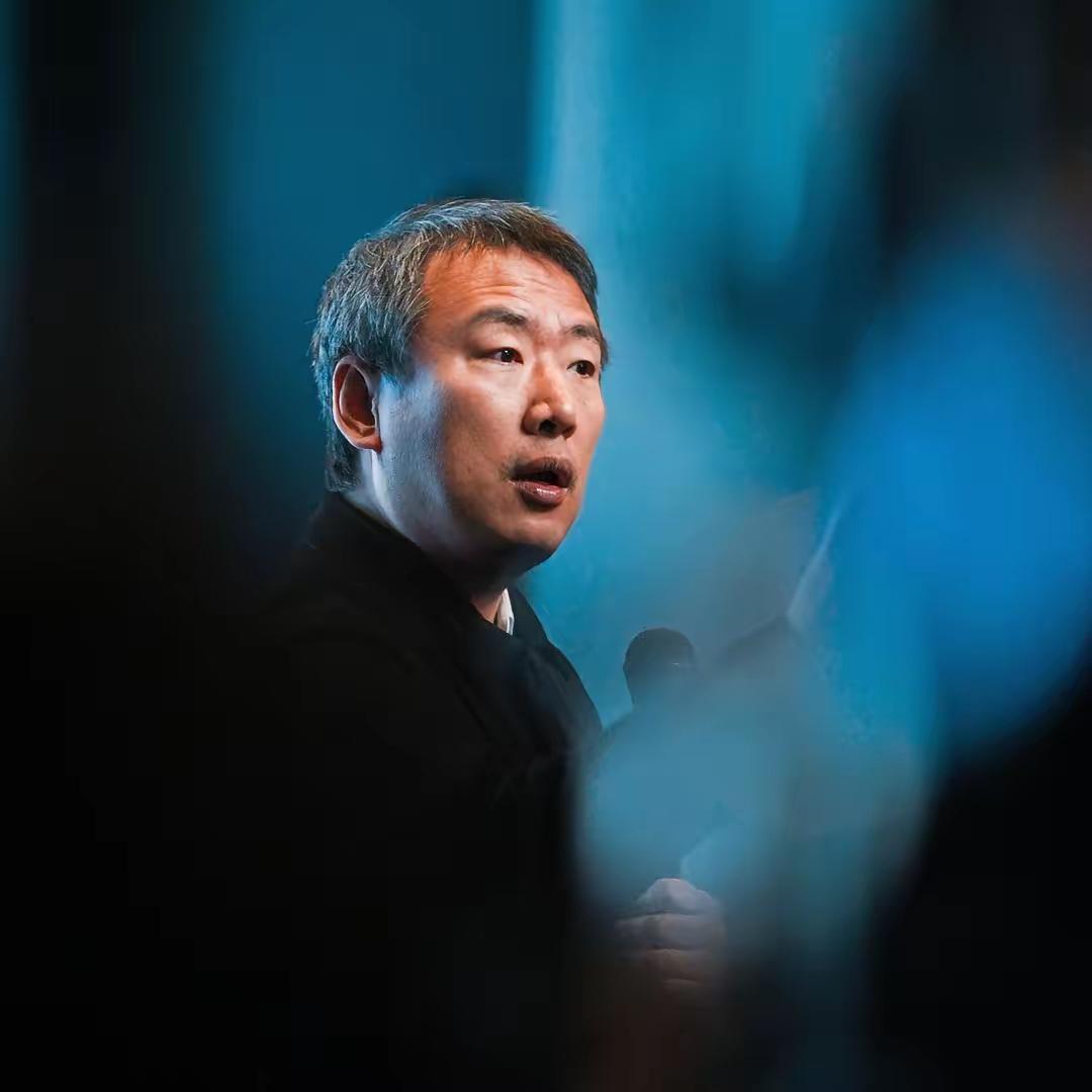 储殷，一个普通的大学老师，做自媒体感觉良好，于是乎离职了，离职后做自媒体似乎没有