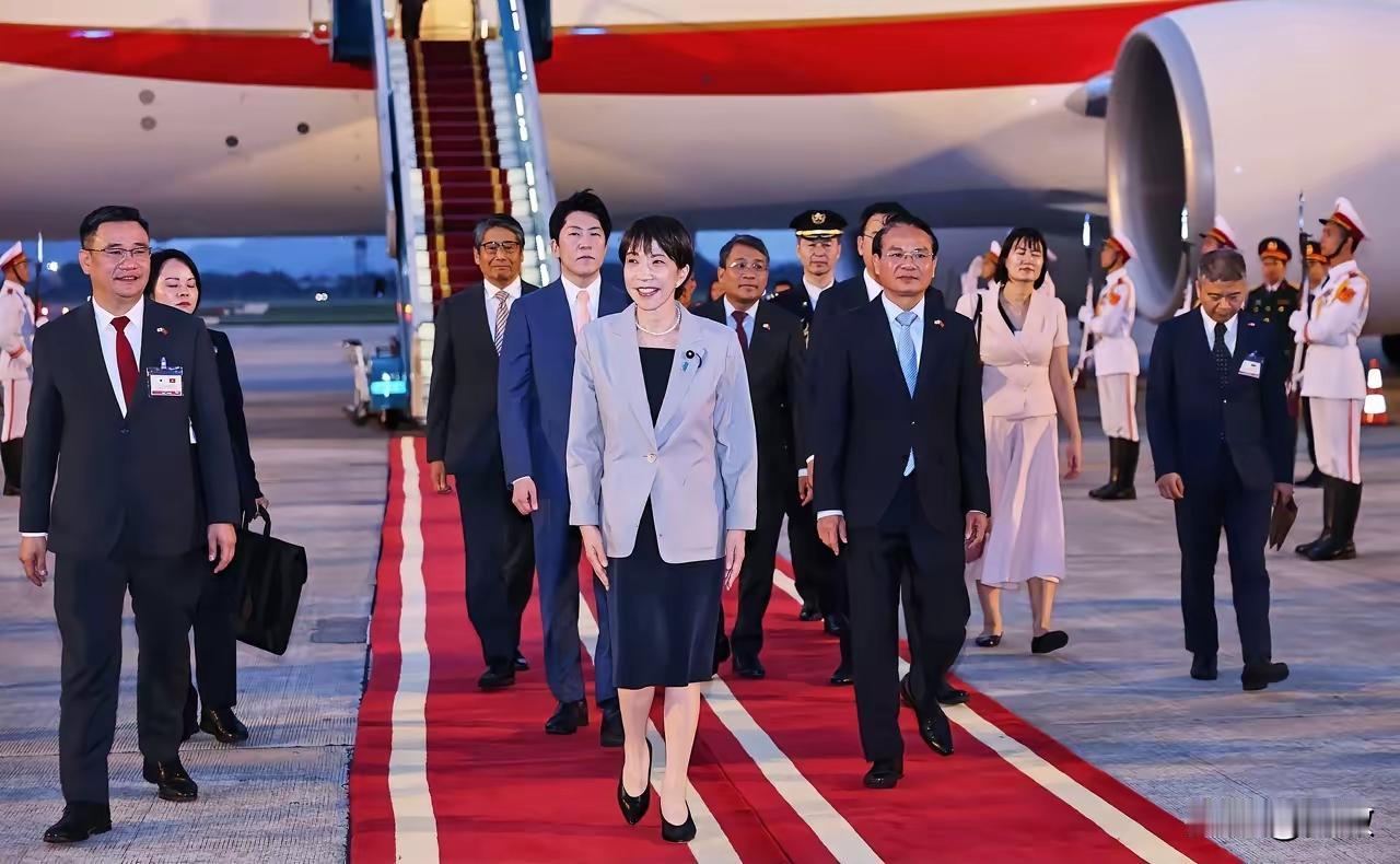 没仪式，日本心寒当地时间5月1日，日本首相高市早苗抵达越南首都河内，本以为迎接
