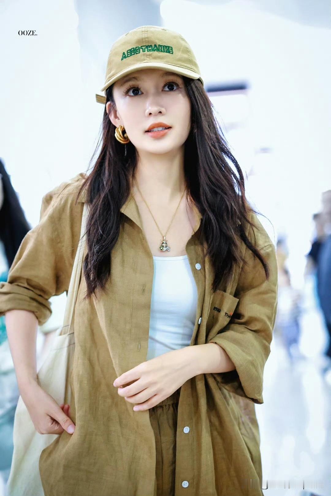 李沁这套私服真的绝了！救命，她怎么越素越好看啊！！0卡其色毛衣配同色系宽松套装