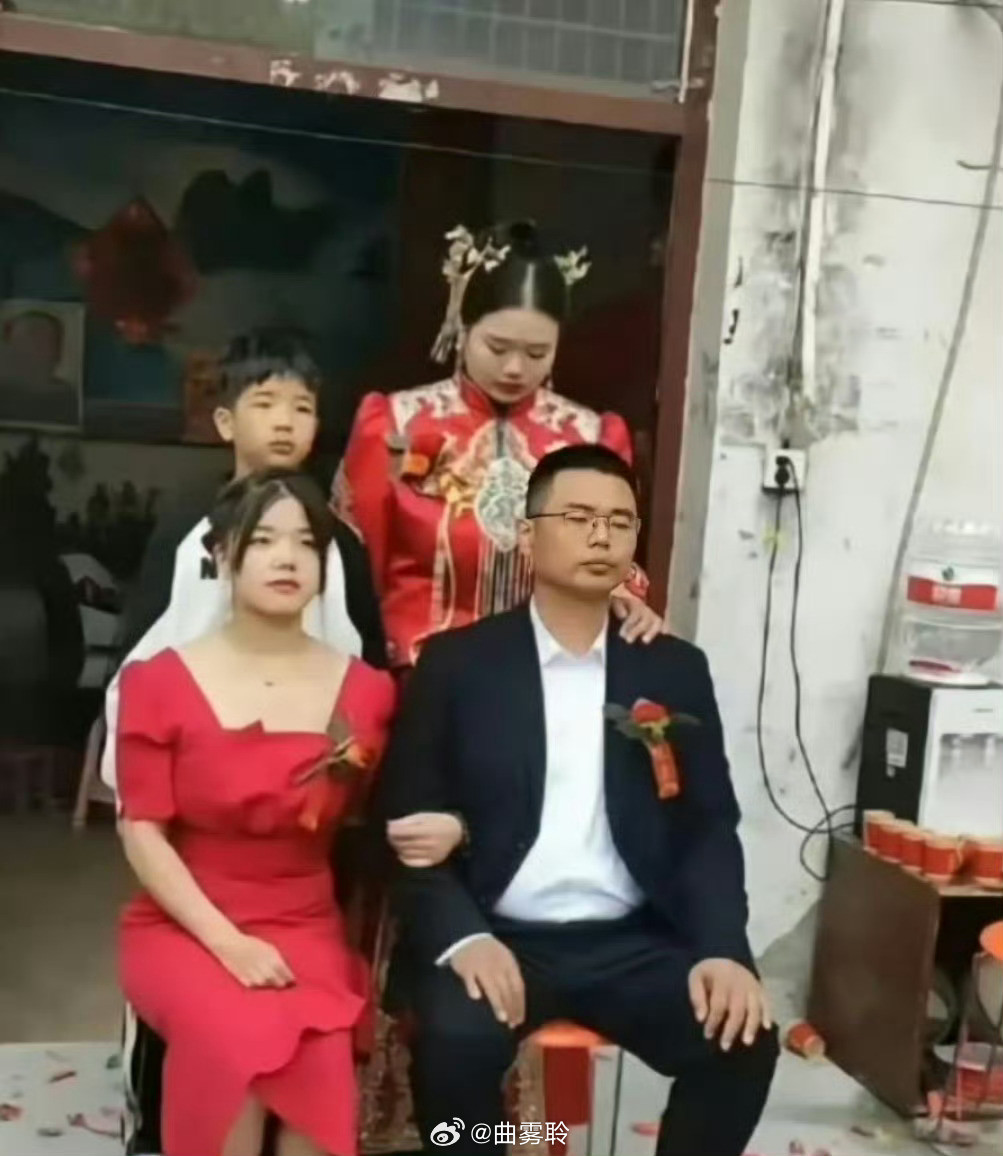 都穿得这么隆重，一时间有点不太确定到底谁才是新娘了