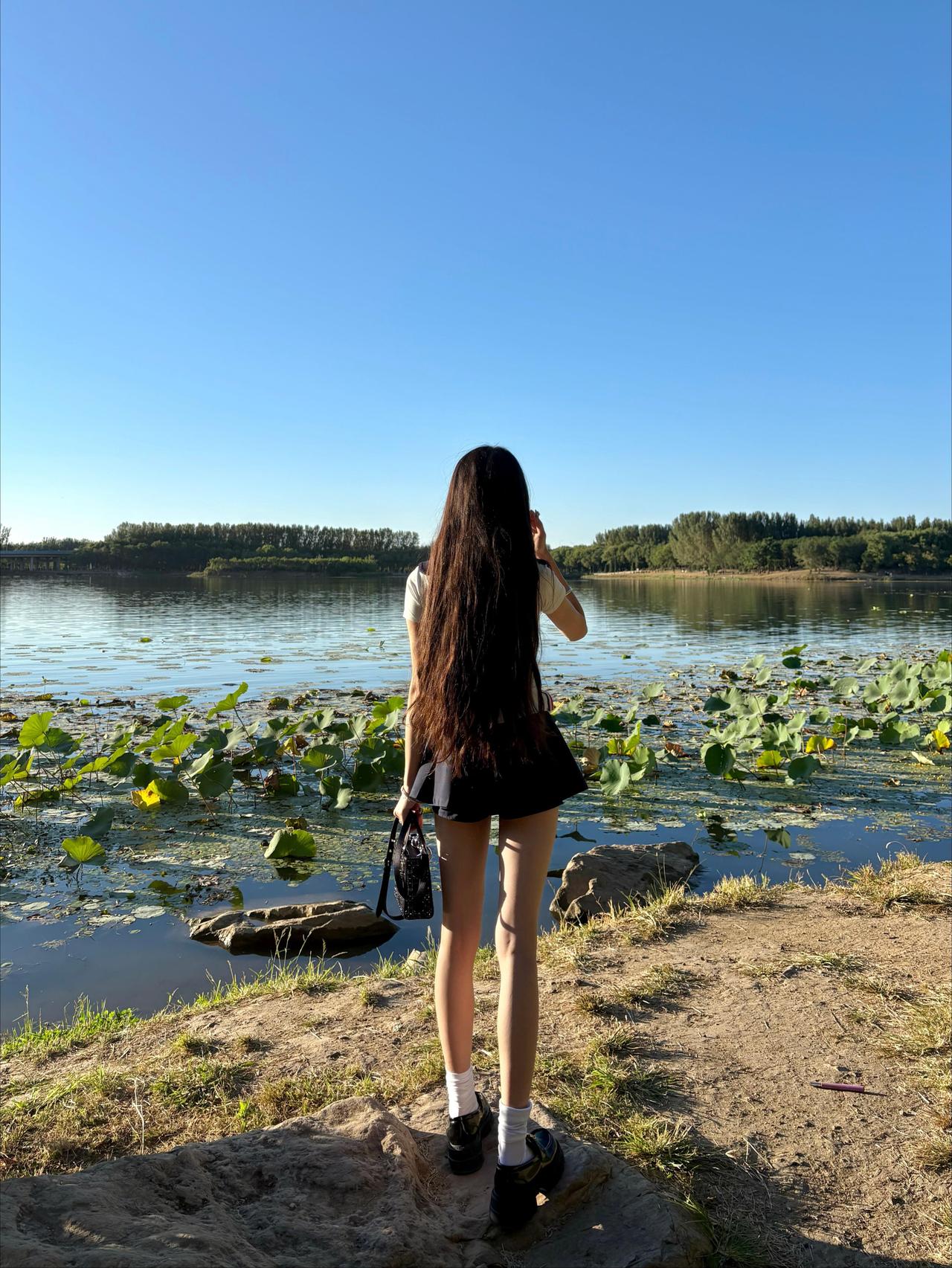我发现夫妻要是离了婚即使之后一直不联系也很难真把对方从心里抹干净。嘴