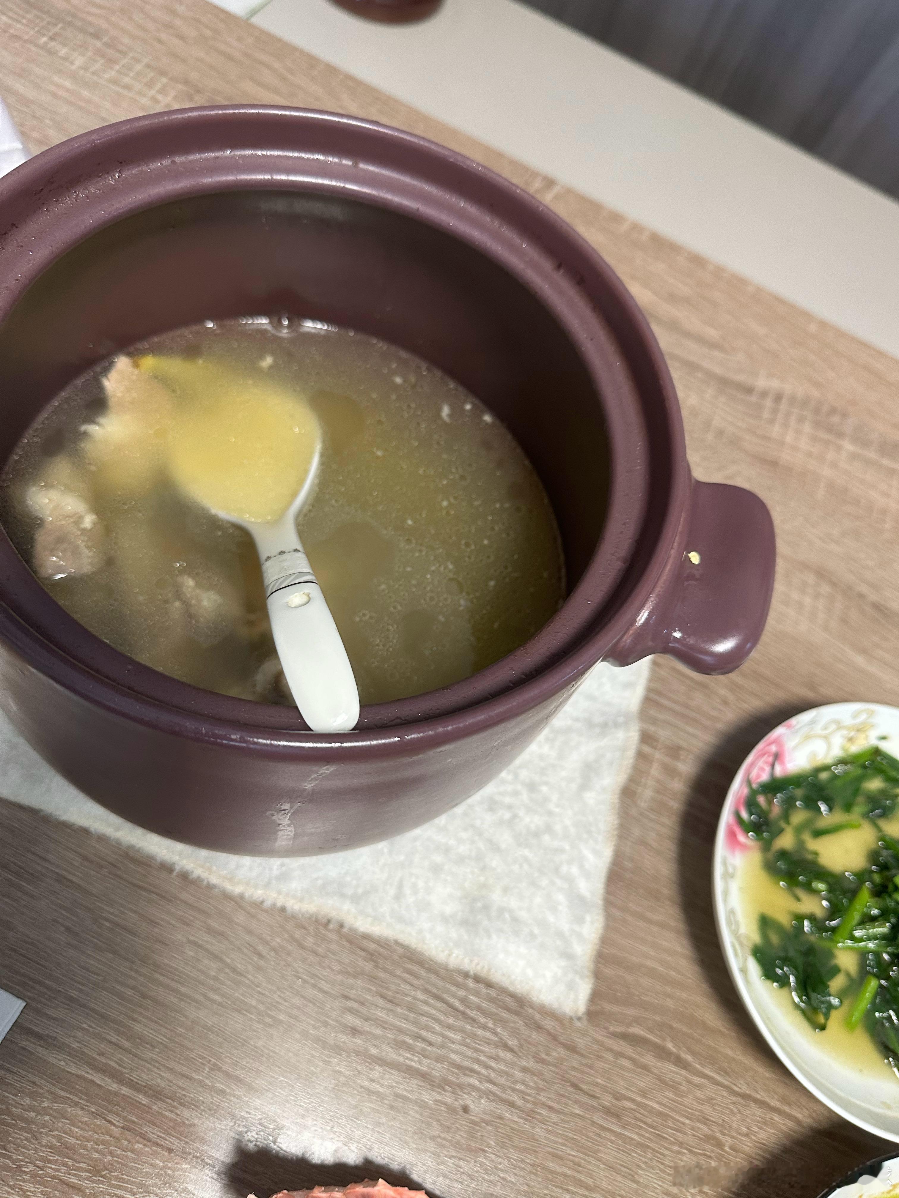 今天三个人吃5菜一汤，炸鸡腿我吃了3个柚子有点干了，昨天剥出来的​​​