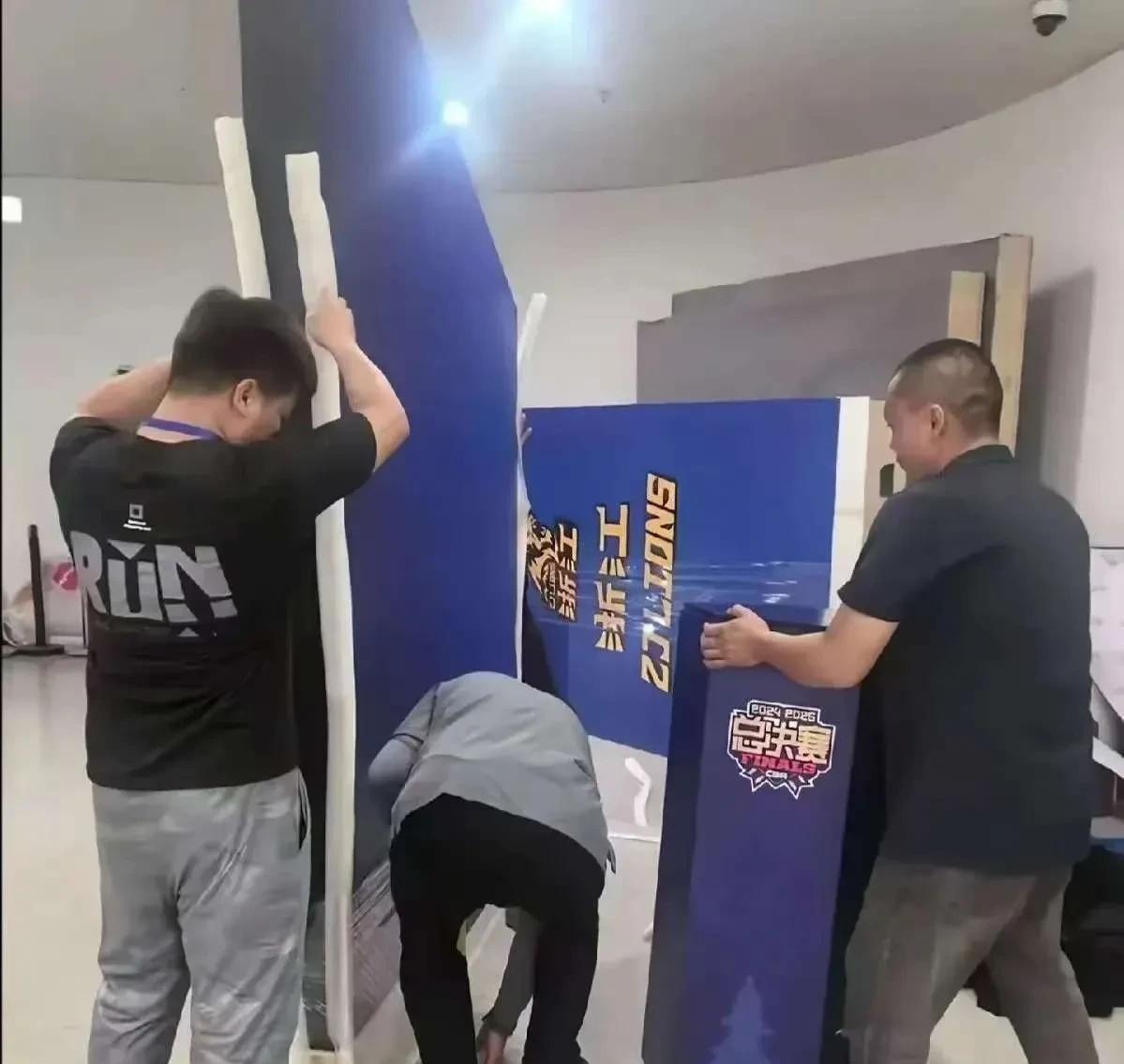 CBA冠军领奖台早已抵达北京主场！广厦队真的是太着急了，不但球员空降北京，而且