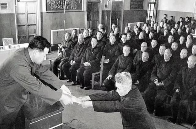 1975年，被我军俘虏的大多数国民党军官都已被特赦，只剩下13个冥顽不灵的军官始