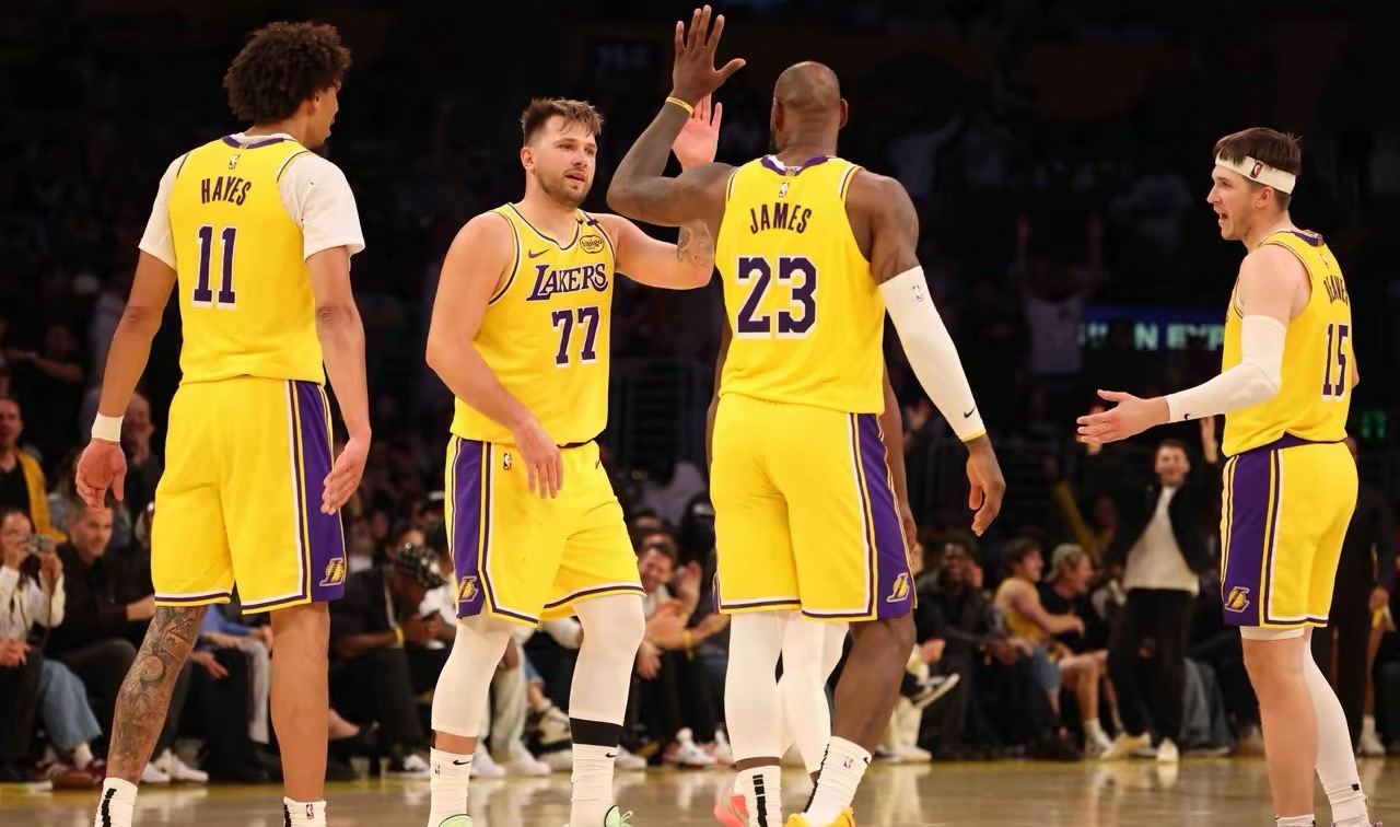 詹姆斯真自信啊湖人100-112不敌尼克斯，赛后詹姆斯接受采访时谈到里夫斯时说：