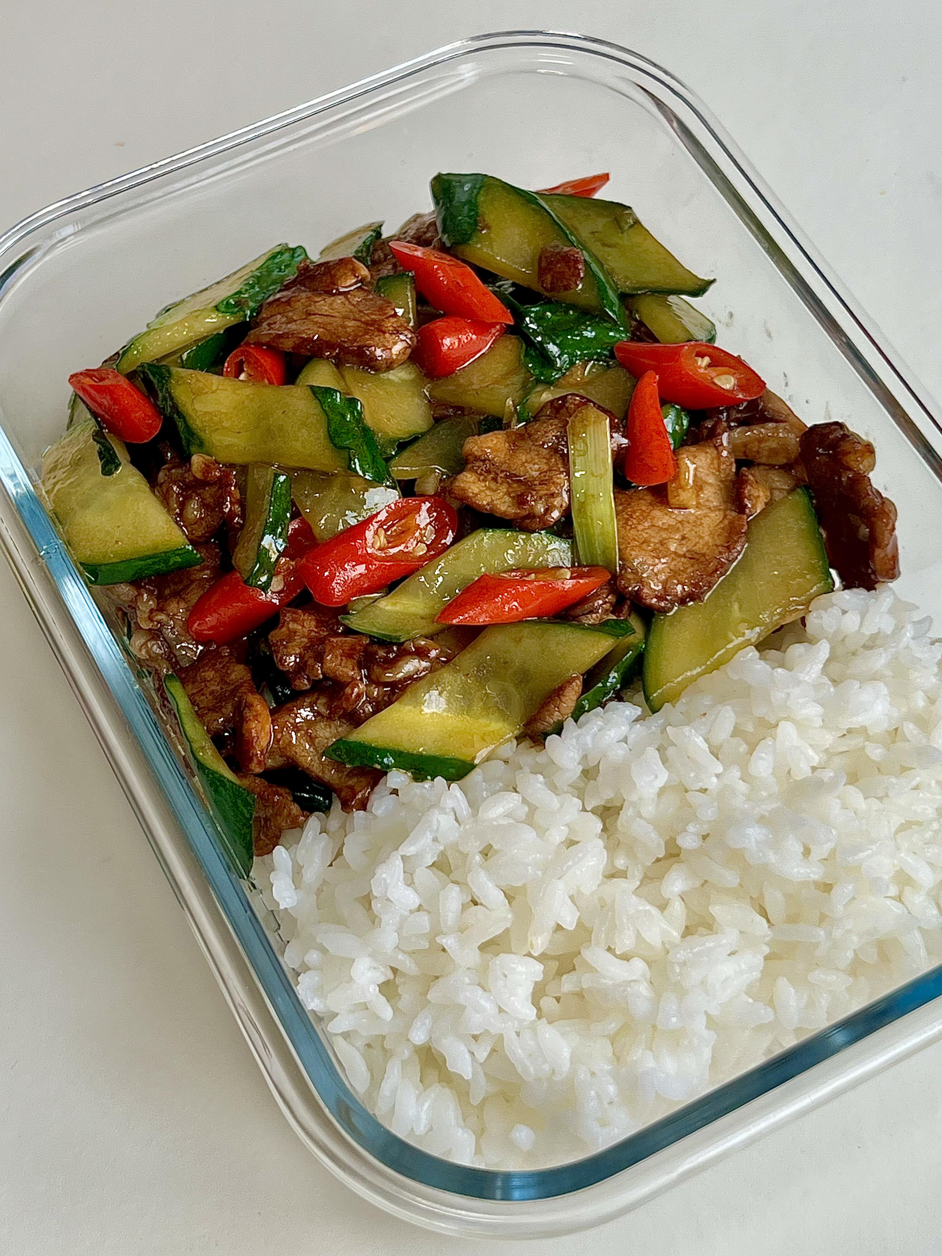 打工人午餐封神！脆嫩黄瓜炒肉片，家常小炒鲜香下饭，10分钟搞定家人们谁懂啊🤤