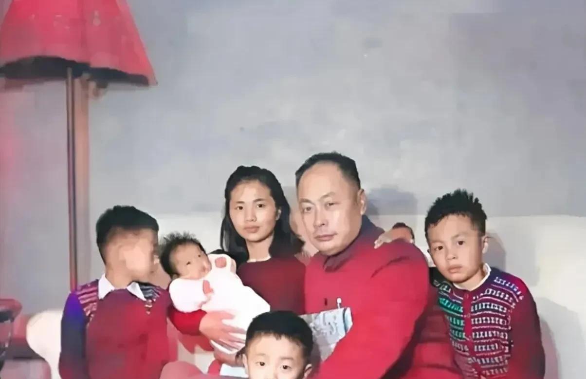 陈毅老总的全家福，夫人张茜虽是四孩之母，可看起来宛若少女。这张照片拍摄于195