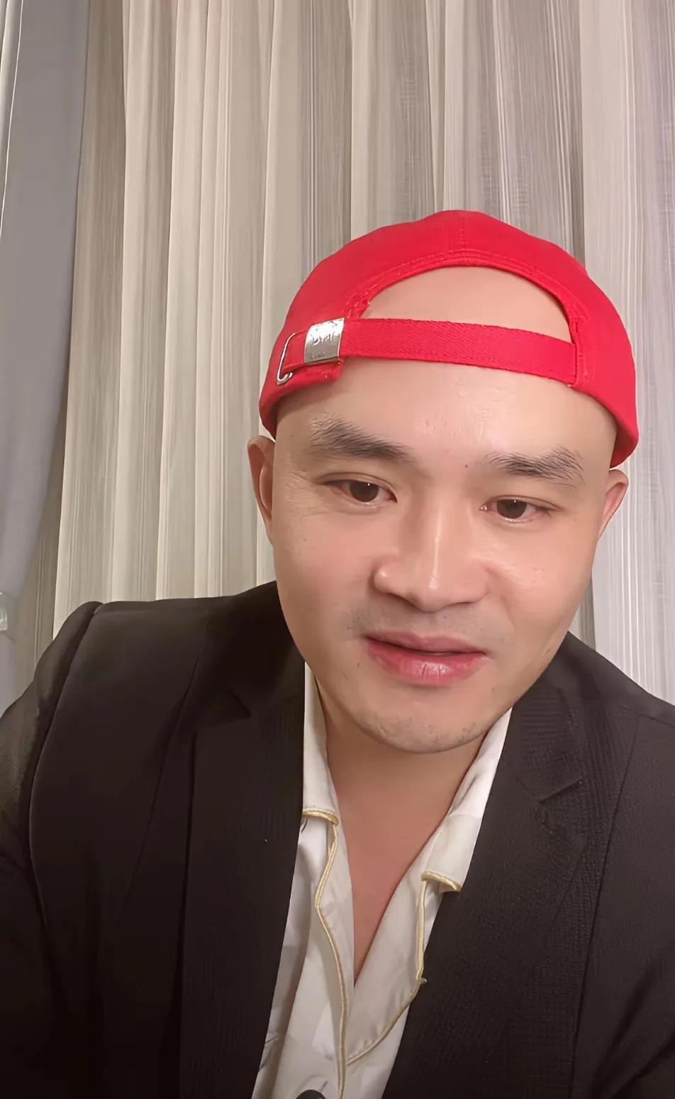 38的岁古柯直播，说自己被刘晓庆给害惨了，至今都找不到女朋友。一：是他自己爆出