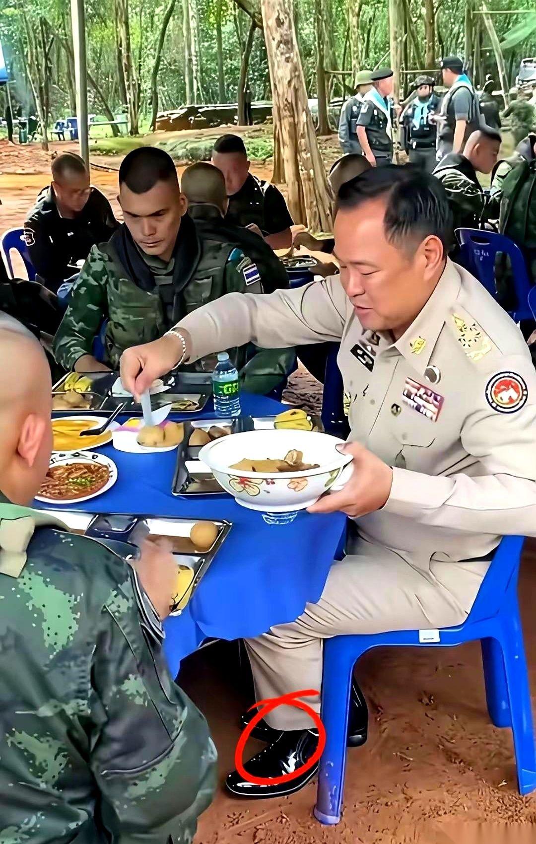 最怕的不是作秀，是作秀还忘了细节，蠢得让人心疼。这位大官，跑到前线，跟士兵们一