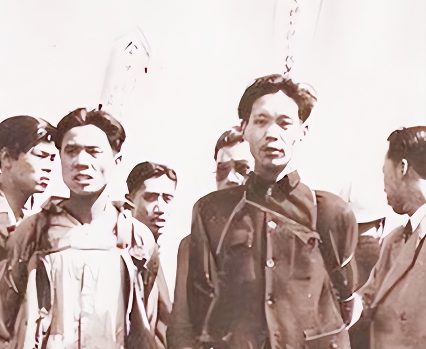 1947年，共产党员陈斌即将被敌人处决，他突然看到人群中有三个熟悉的身影，立马大