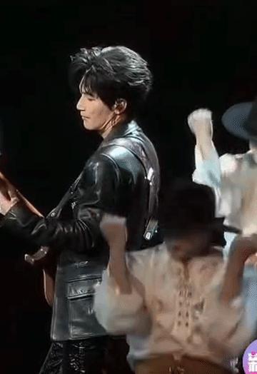 搜一搜陈楚生微博之夜的画面，不论身在何处，永远都是那只安静的梨子！台上魅力四