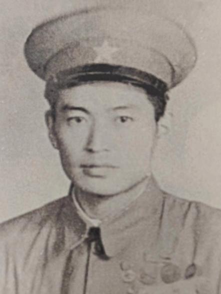 1949年，3名侦察员误入一间破旧牛棚，一名战士刚躺下，突然一阵疼痛，伸手往草堆