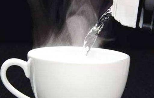 早上起床，你该喝温水还是凉水晨起第一杯水，喝错的人正在悄悄伤身！中医告诉你真