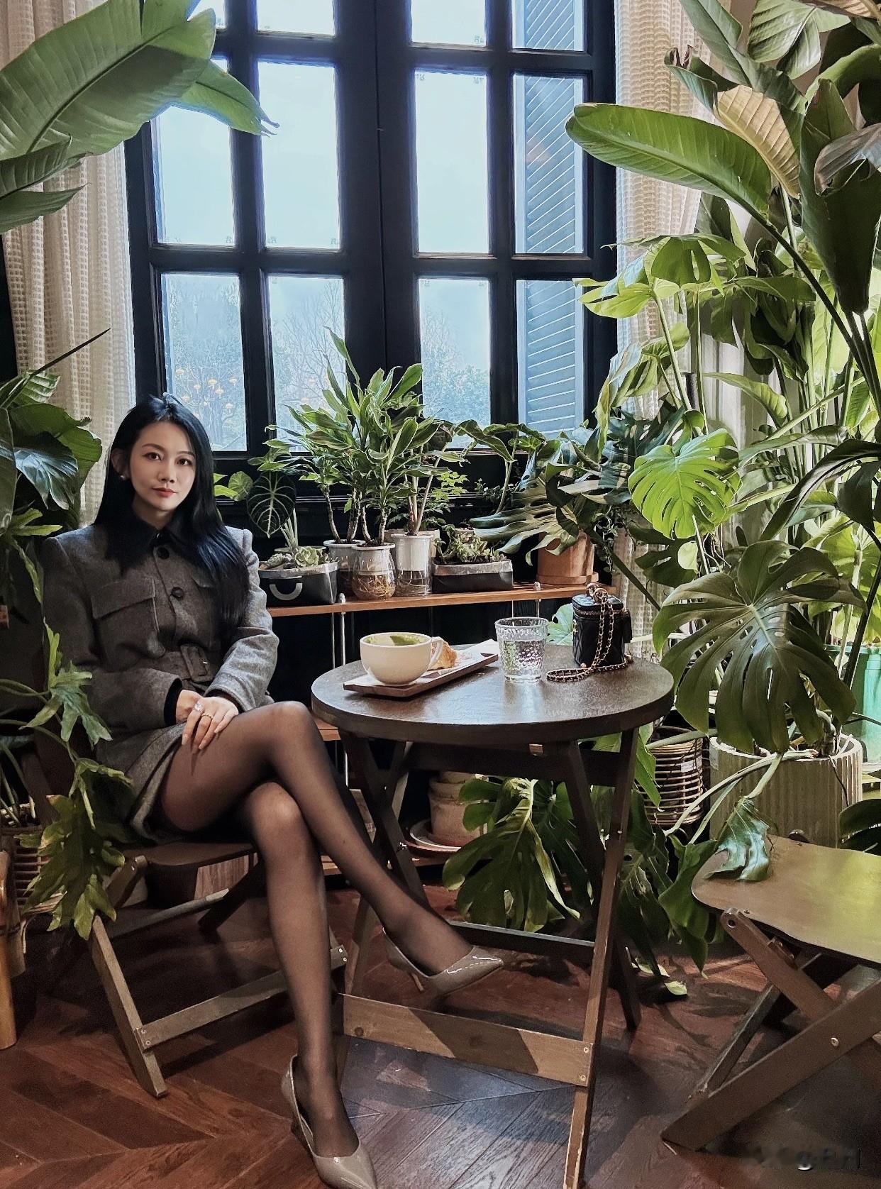 真正的美是由内而外散发的。比如屠呦呦，她外貌并不惊艳，但凭借着对科研的执着和为人