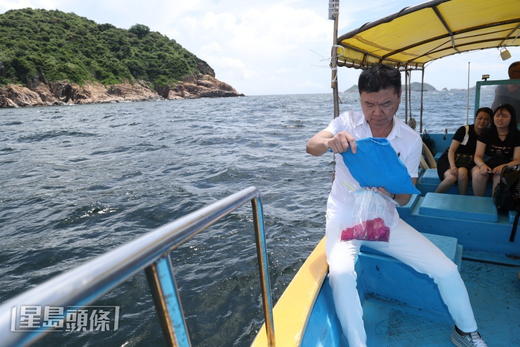 艾威以海葬告别相伴23年的爱妻。谈到选择海葬的原因，艾威表示：「因为我和L