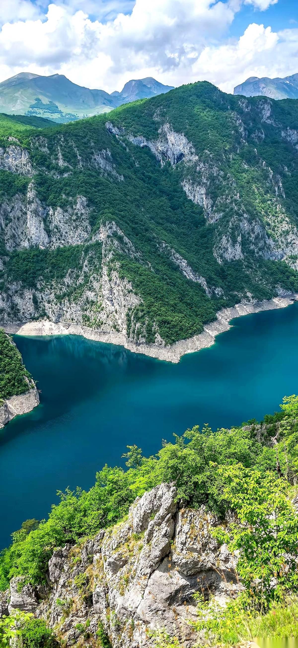 人类最古老的一笔交易，快要破产了。他给她饭票，她给他睡票。几千年，就这么过来